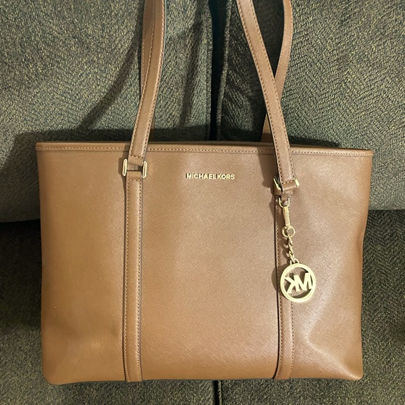 Michael Kors Handbags - Michael Kors Large Jet Set Tote